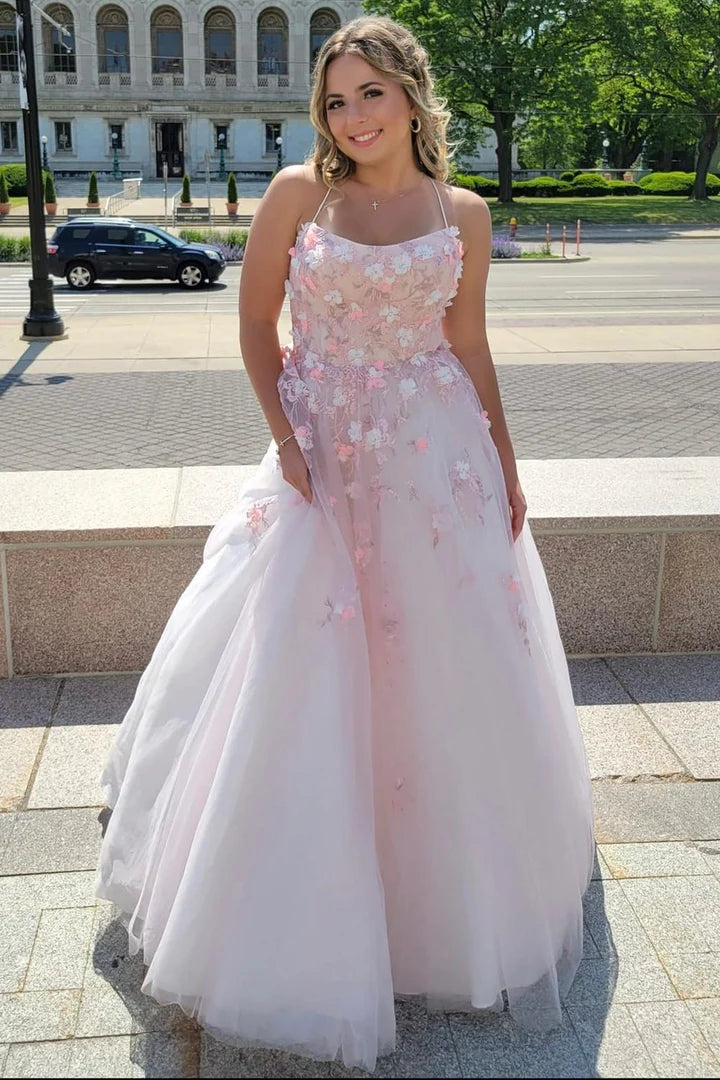 Vestido de fiesta de tul con espalda con cordones y encaje floral 3D